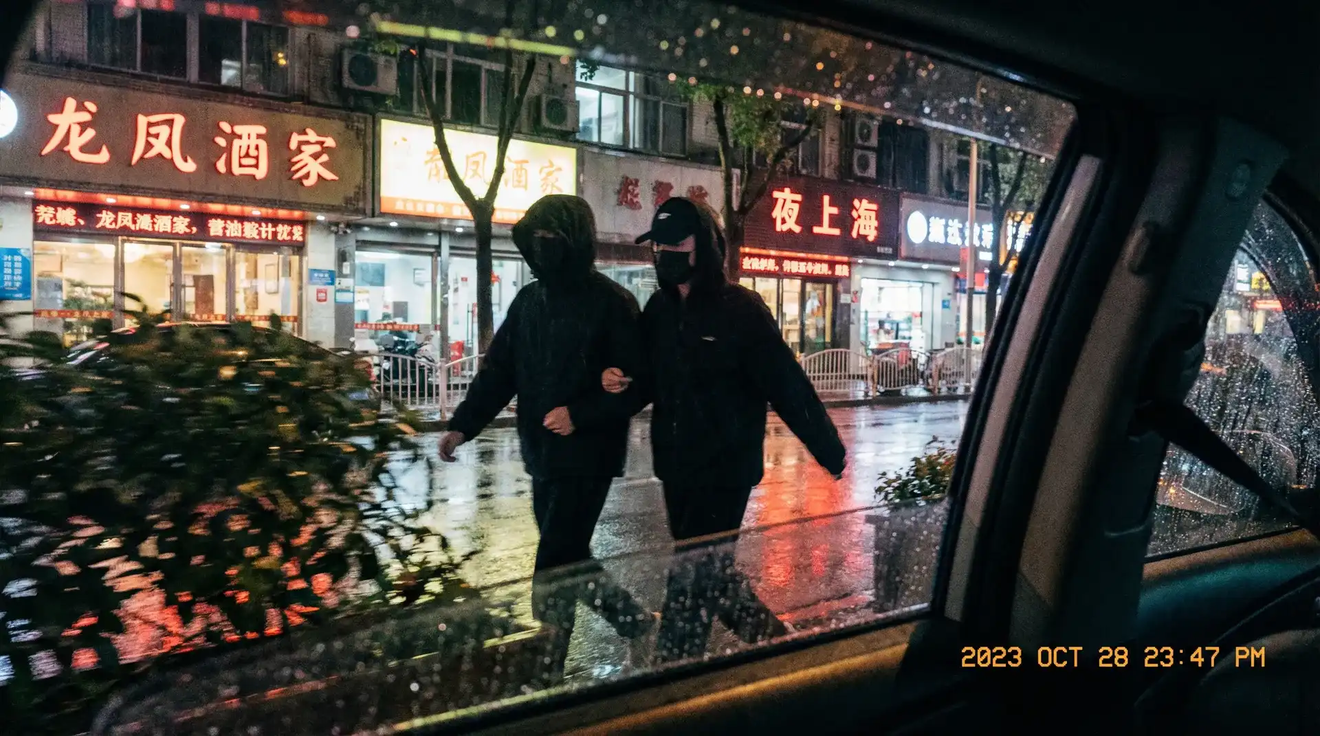 吃瓜群众 - 顶流明星深夜密会现场抓拍照片